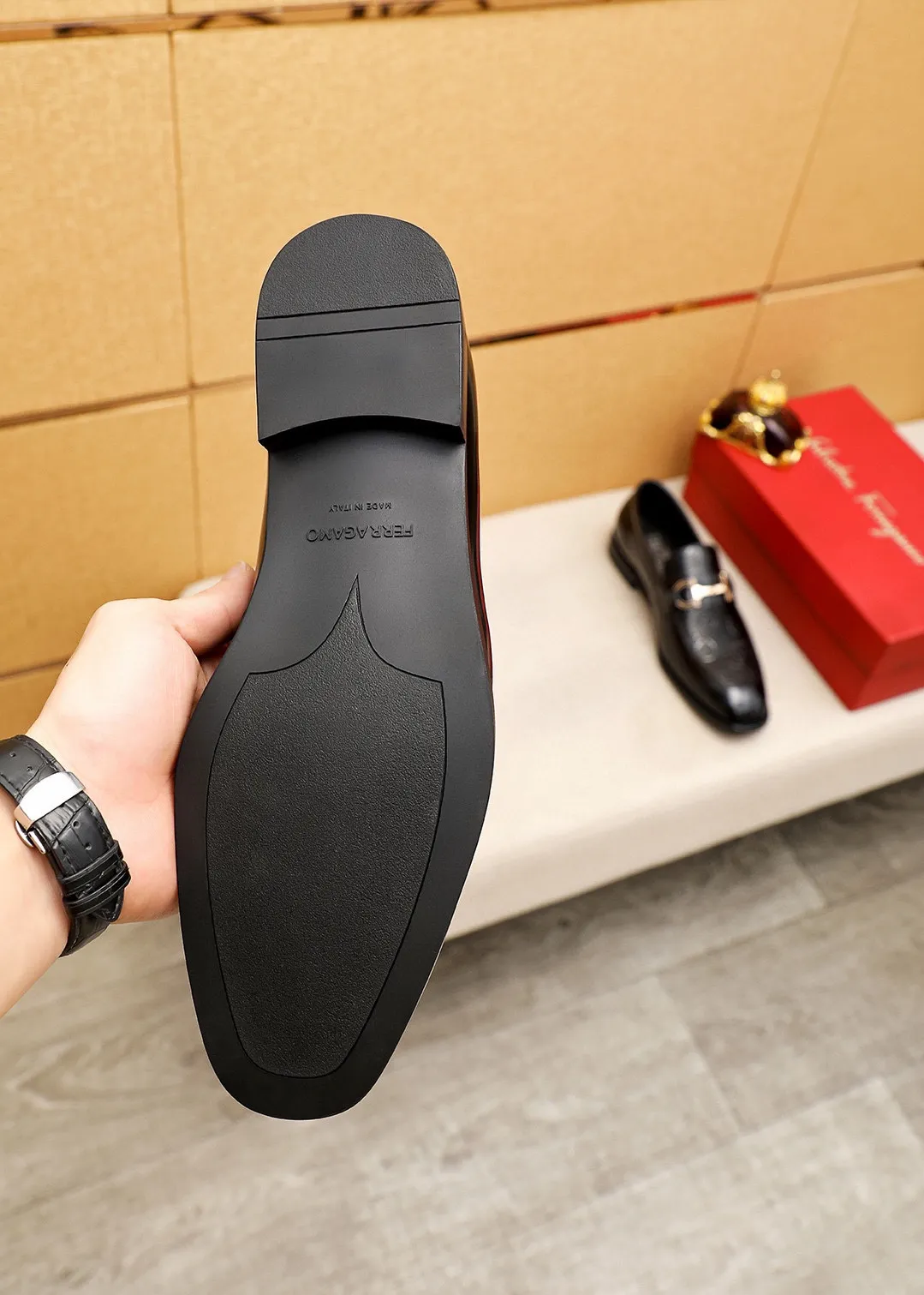 Men's shoes 💰460 💐 Product trademark: Ferragamo "Ferragamo" casual leather shoes Regular size: 38-44 (45.46🉑️customized) Product materials: Selected imported first-layer open-edge beaded cowhide floral upper + luxury hardware buckle, imported water-dyed cowhide leather lining. Strong three-dimensional visual effect, original rubber outsole Color: 1⃣️color optional